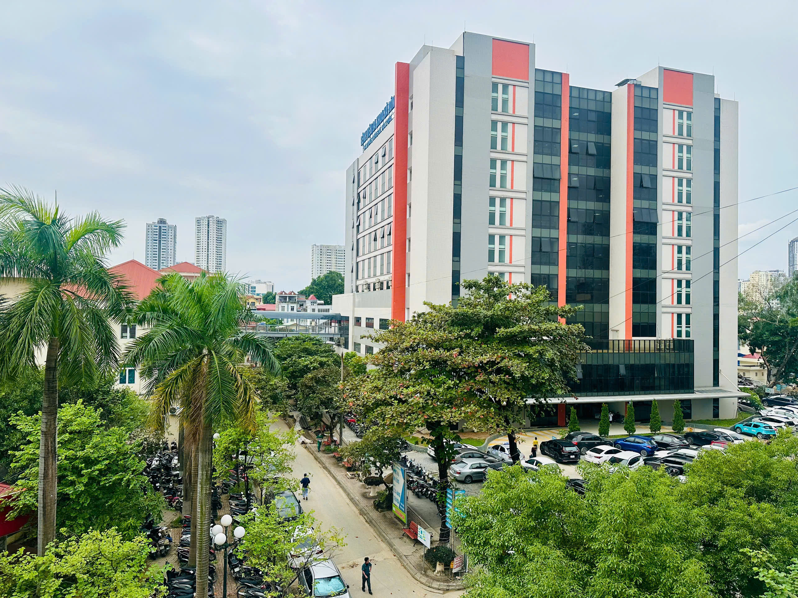 Môi trường cơ sở y tế xanh - sạch - đẹp: Khi mỗi người góp sức cho một cây xanh, phân loại rác thải đúng chỗ