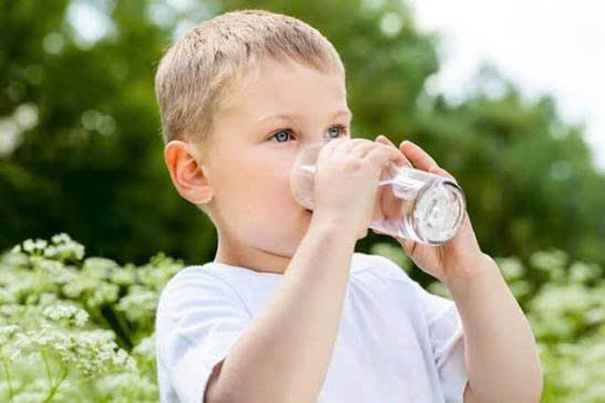 Đừng chỉ quan tâm con ăn gì, hãy hỏi hôm nay con đã uống đủ nước chưa