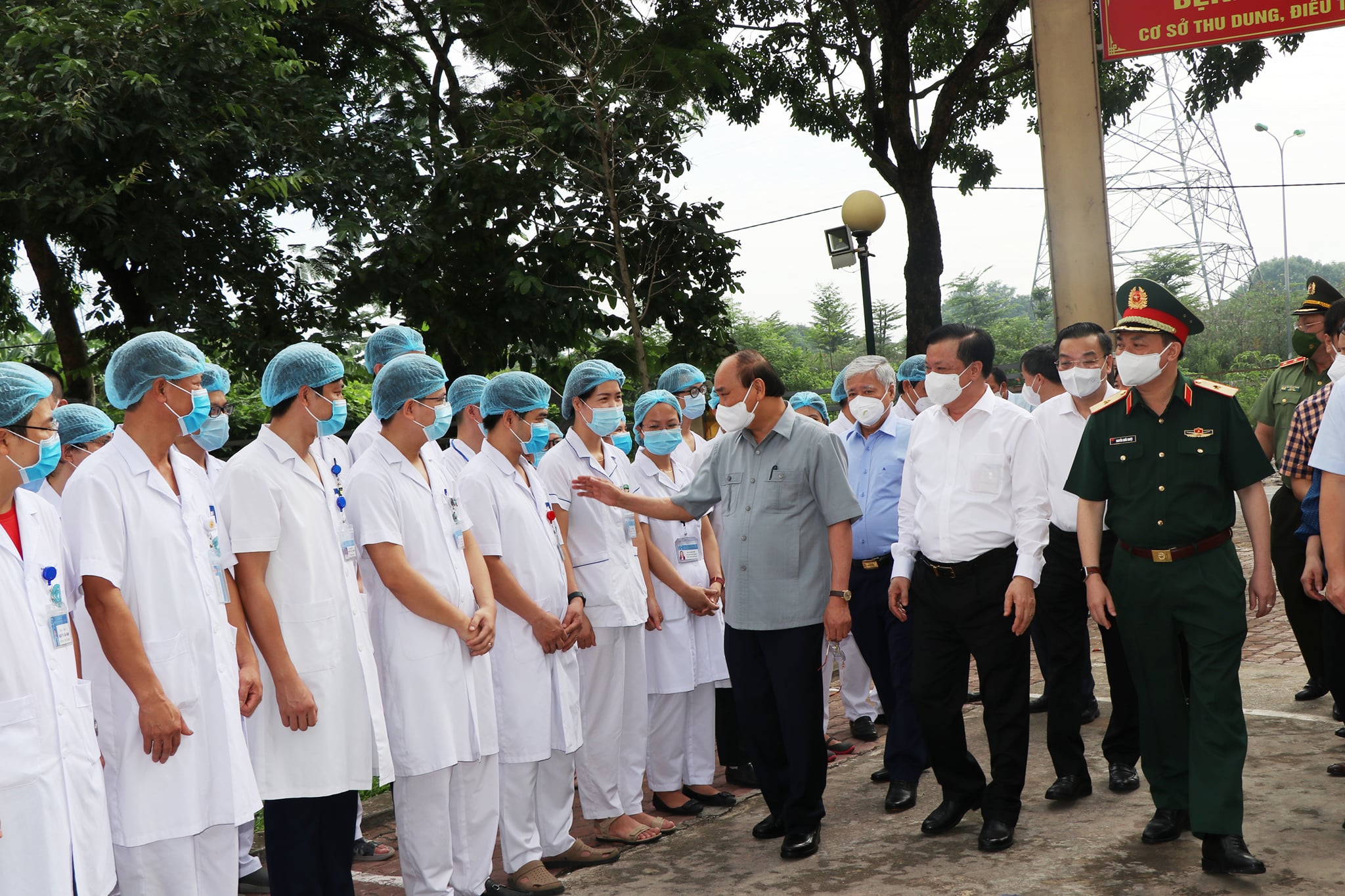  Chủ Tịch nước Nguyễn Xuân Phúc thăm và động viên cán bộ Y Bác sĩ Bệnh viện đa khoa Hà Đông tại cơ sở thu dung, điều trị bệnh nhân Covid-19 