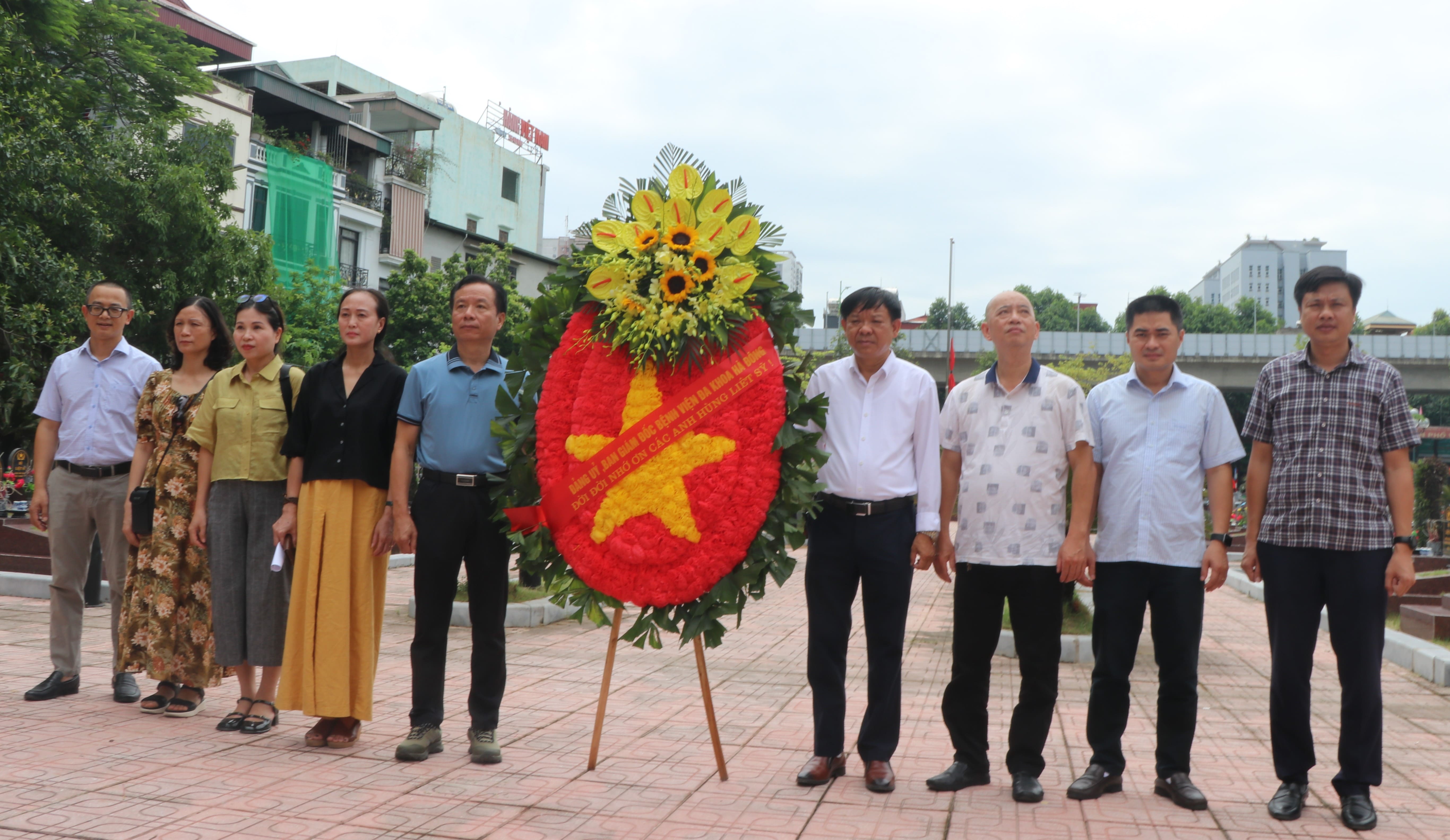  Dâng hương tưởng niệm các anh hùng, liệt sĩ tại Nghĩa trang liệt sĩ phường Quang Trung – Hà Đông 