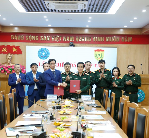 Bệnh viện Đa khoa Hà Đông và Học viện Quân y ký kết hợp tác toàn diện, nâng cao chất lượng chăm sóc sức khỏe nhân dân