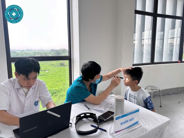 Bệnh viện Đa khoa Hà Đông khám sức khỏe miễn phí cho học sinh trước thềm năm học mới