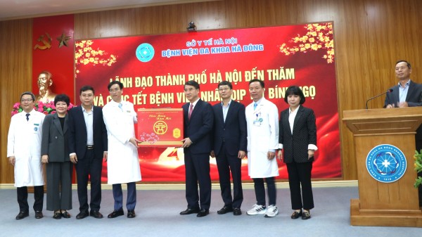 Lãnh đạo Thành phố Hà Nội thăm, chúc Tết cán bộ y tế và người bệnh Bệnh viện Đa khoa Hà Đông