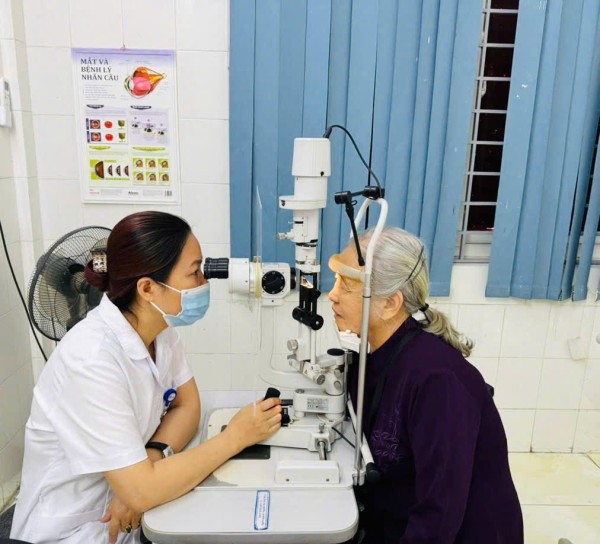 Cảnh báo rủi ro khi tự ý mua thuốc điều trị đau mắt đỏ