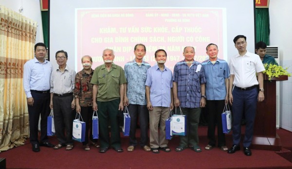 Bệnh viện Đa khoa Hà Đông tổ chức: Khám sức khỏe, tặng quà đối tượng chính sách, người có công với cách mạng
