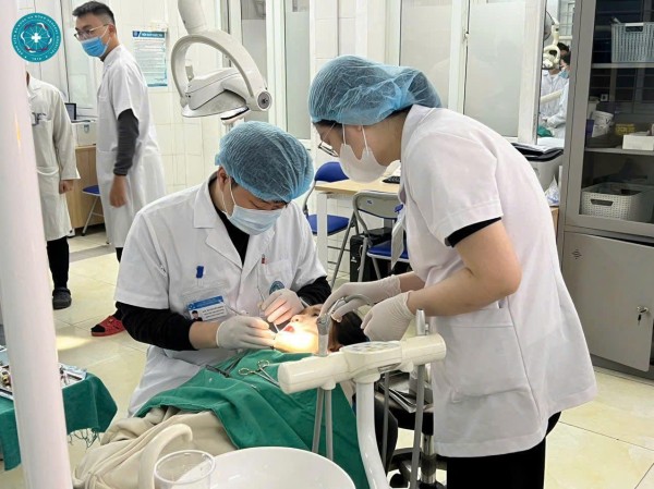 Chụp thép răng sữa cho trẻ