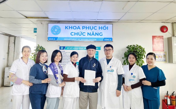 Mòn quà âm nhạc đặc biệt từ nhạc sĩ Hoàng Long tặng khoa Phục Hồi Chức Năng
