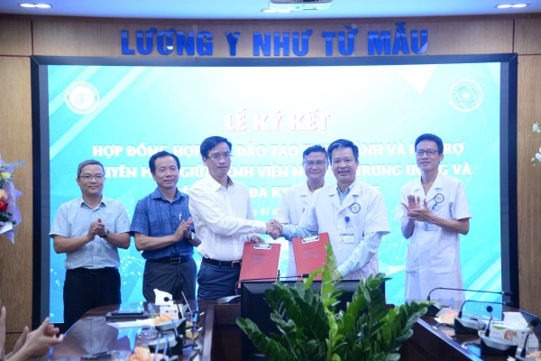 Lễ ký kết hợp tác đào tạo thực hành và hỗ trợ chuyên môn giữa Bệnh viện Đa khoa Hà Đông và Bệnh viện Nội tiết Trung ương