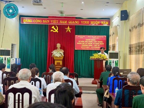 Bệnh viện Đa khoa Hà Đông tổ chức khám bệnh, tư vấn sức khỏe, cấp thuốc và tặng quà cho đối tượng chính sách nhân dịp kỷ niệm 79 năm ngày thương binh - liệt sĩ