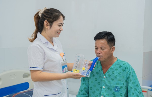 Lý liệu pháp hô hấp – Can thiệp quan trọng trong điều trị chấn thương ngực có dẫn lưu màng phổi.