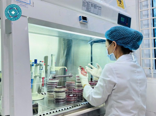 Kháng sinh đồ và xét nghiệm vi sinh kim chỉ nam trong cuộc chiến phòng kháng thuốc