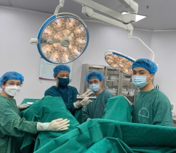 Cứu thành công bệnh nhân 15 tuổi có dị vật kim loại lớn phức tạp tại trực tràng nhờ phối hợp liên khoa