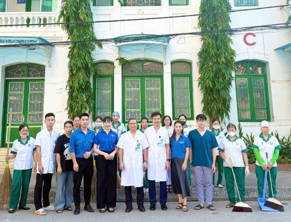 Bệnh viện Đa khoa Hà Đông tổ chức: Lễ ra quân tổng vệ sinh môi trường - Xây dựng Bệnh viện Xanh - Sạch - Đẹp.