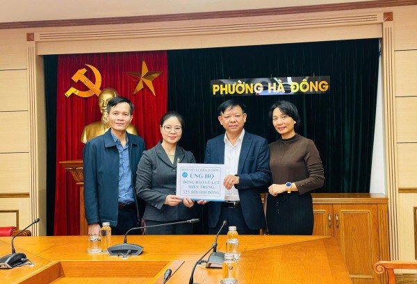 Bệnh viện Đa khoa Hà Đông ủng hộ đồng bào vùng lũ 325 triệu đồng